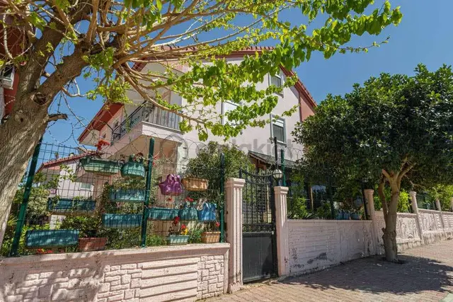 Aydoğmuş'ta 220 M2 4+1 Satılık Tripleks Villa 1