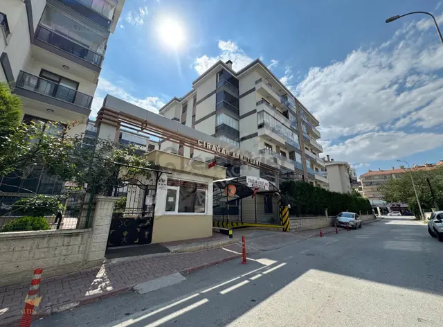 Çırağan Konutlarında Giriş Kat 3+1 Satılık Daire 1