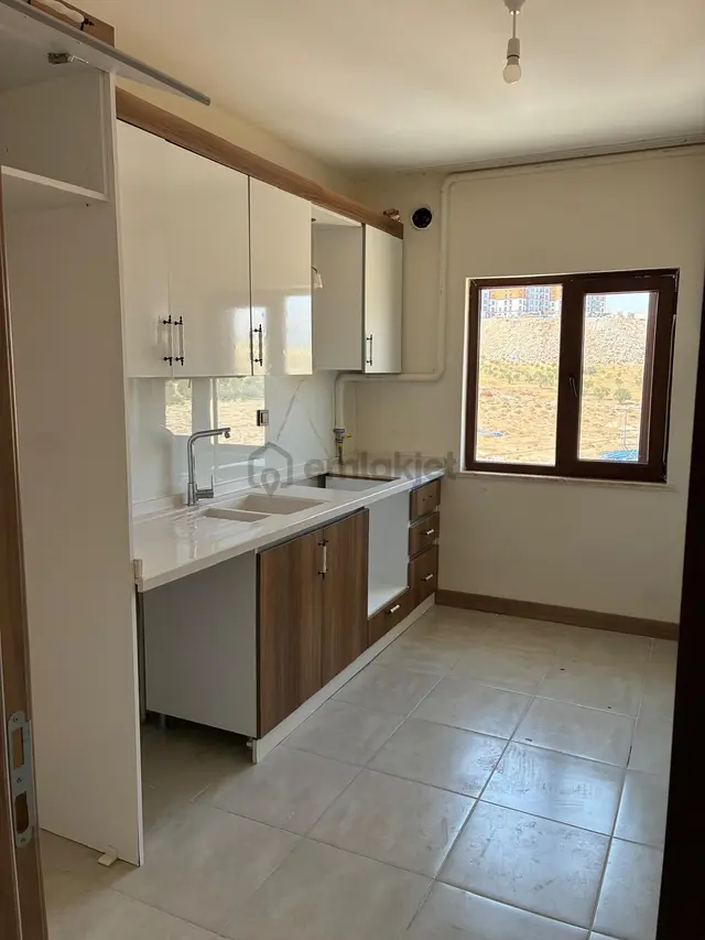 Yeni Tokide2+1 Doğalgaz Lı Asansörlü Yüklük Vestiyer Var Kiralık Daire 2