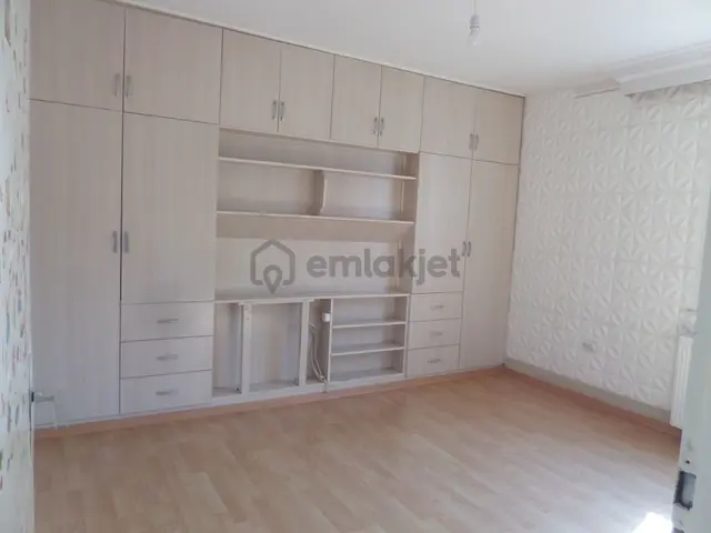 100. Yılda Merkezi Yerde Zirve Konumda Cepheler Açık Manzaralı Daire. 1