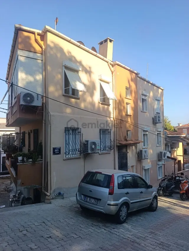 Hüseyin Öziç'den Çeşme Çarşı Yakınında Satılık2+1 Balkonlu Daire 1