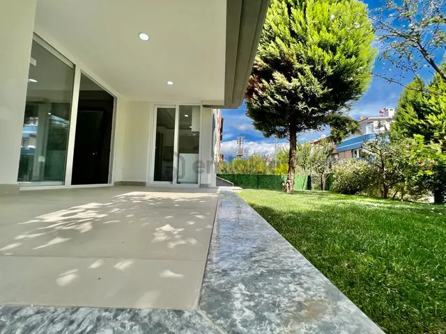 ✨ay Emlak'tan✨ Muhteşem Konumlu Kendine Ait Geniş Bahçeli Satılık 3+1 Müstakil Villa 1