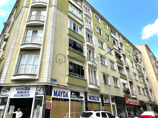 Remax Lavanda'dan Reşadi'yede Kiralık Ara Kat 2+1 Daire 1