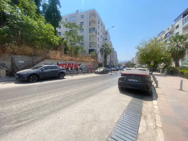 Mithatpaşa Cad. Otoparklı Yalıda Cadde Cepheli Satılık Daire 1