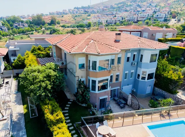 Güzelbahçe Kahramanderede Site İçinde Havuzlu Tripleks Villa 1