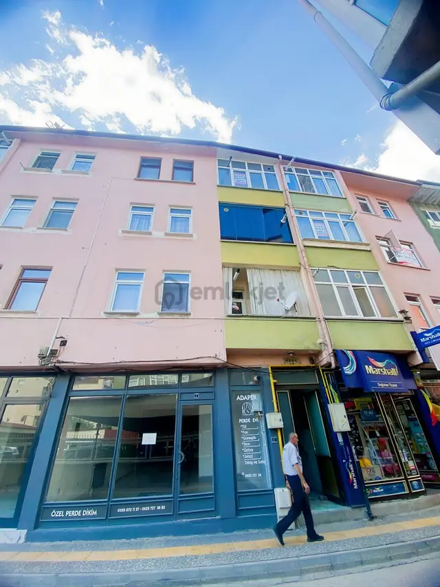 Bizim Emlak'tan Çarşı Merkezinde Satılık Bakımlı 2+1