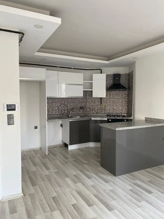 Adana Sarıçamda Stadyum Yolunda Bulvar Üzerinde Ofis Ve Ev İçin Tasarlanmış Kiralık 2+1 Daire 1