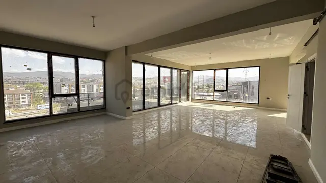 Turyap Arslan'dan Yola Cepheli Ferah Kiralık 135 M2 Ofis