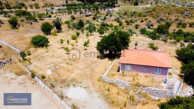 Egeden Emlaktan İçinde 100 M2 2+1 Müstakil Ev Olan 3425 M2 Arazi