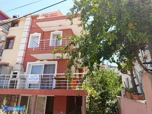 Kuşadası Karaova'da Site İçinde Yüzme Havuzlu 5+1 Satılık Villa