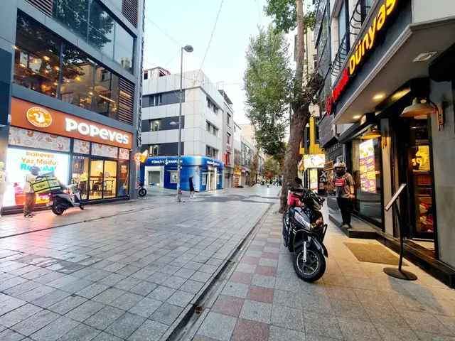 Ankara Caddesi Trafiğe Kapalı Kısmın En İşlek Alanı#komple Bina 1