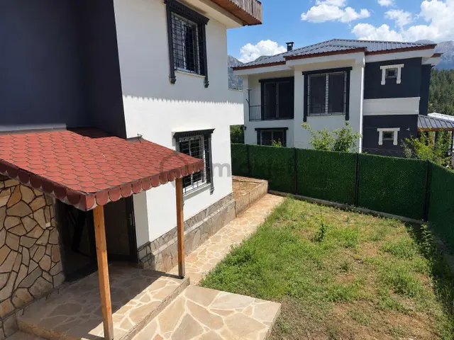 Pozantı'da Site İçerisinde 4+1 Şömineli Bahçeli Satılık Villa 1