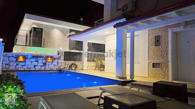 Alaçatıda Müstakil Havuzlu Bahçeli Kiralık 3+1 Yıllık Villa 1