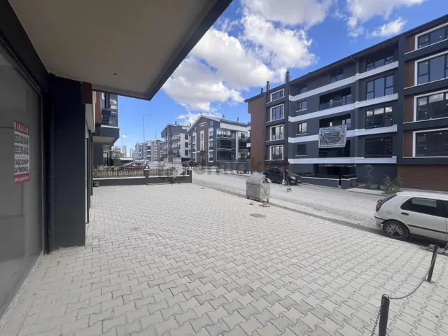Alaçatı'dan İncek'te Kiralık Dükkan 1