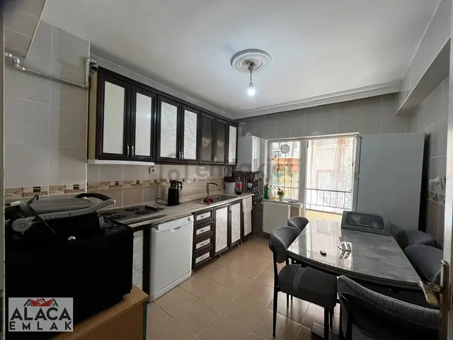 Alaca Emlak'dan Eyüp Cami Dibinde 1.kat Konumunda 3+1 Bahçe Katı