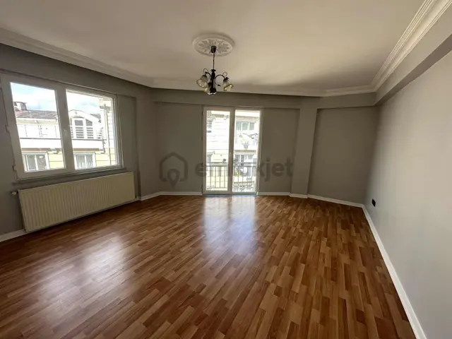 Sütlüce'de Sahile Ve Metrobüse Yakın Kiralık 2+1 Daire 1