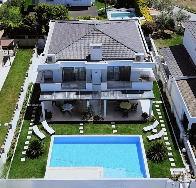 Alaçatı Sakızlar Bölgesinde Ortak Havuzlu Villa