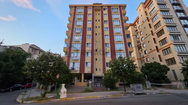 Ataşehir Küçükbakkalköy'de Merkezi Konumda Ebevyn Banyolu 3+1 Kiralık Daire 1