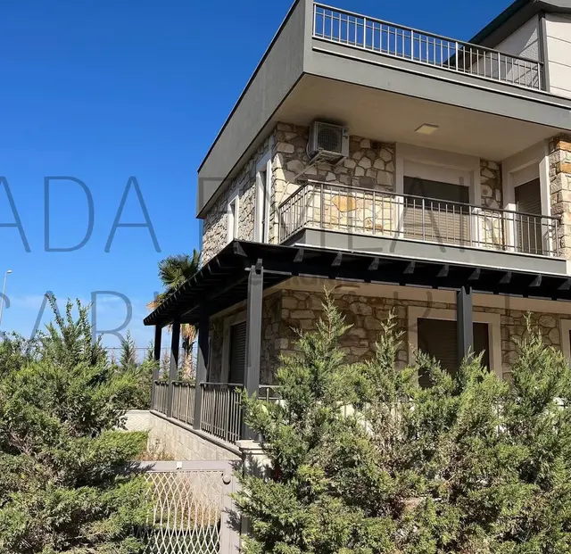 Sarımsaklı’da Deniz Manzaralı Eşyalı Kiralık Tripleks Taş Villa 1