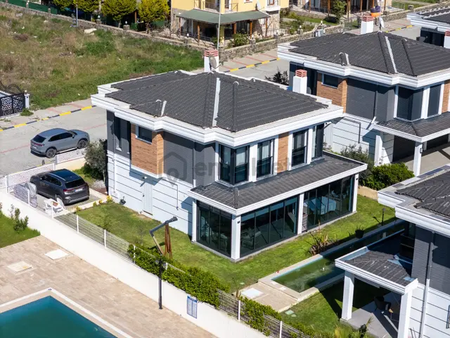 Kuşadası Yavansu Mahallesinde Köşe Konum Müstakil Villa 1