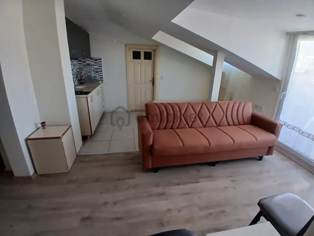 Ender Uysal Gayrimenkulden Asmalıevlerde 1+1 Çatı Katı Kiralık Daire 1