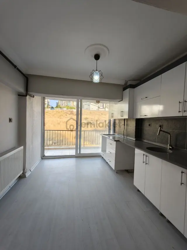 3+1 Kilerli 2 Balkonlu Otoparklı Asansörlü Cadde Üstü Daire 1