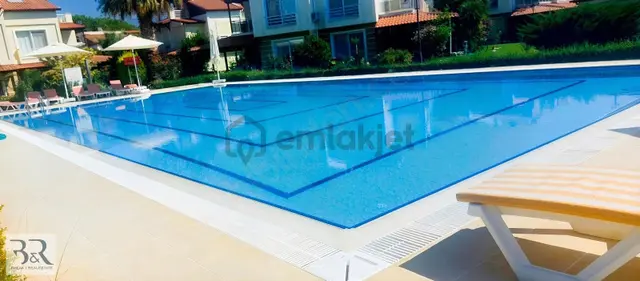 Davutlar Sahilinde Plaja 400m Havuzlu 2+1 Yazlık Apart Daire