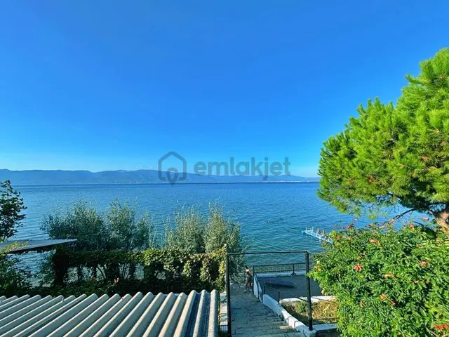Yetkisi Uytundan Pelitköyde Denize 50 Mt. Doğalgazlı 3+1 Villa 1