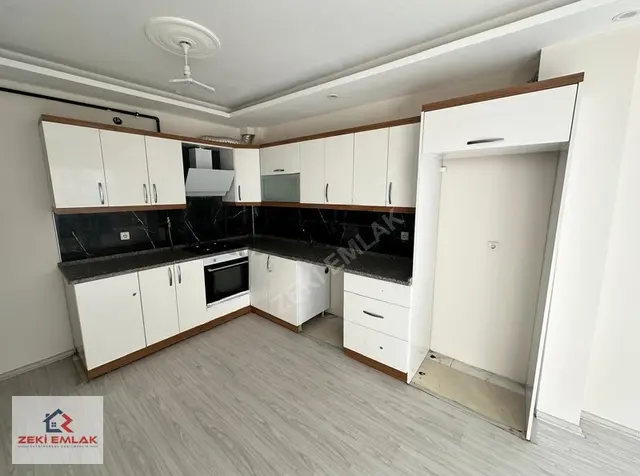 Zeki Emlak'tan Muradiye'de Satılık 2+1 Ara Kat Kullanışlı Daire