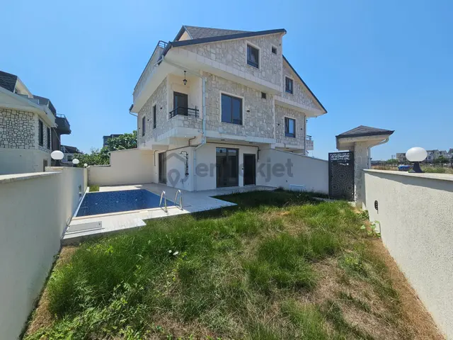 Deniz'den 4+1 Müstakil Havuzlu , Geniş Bahçeli Satılık Villa 1
