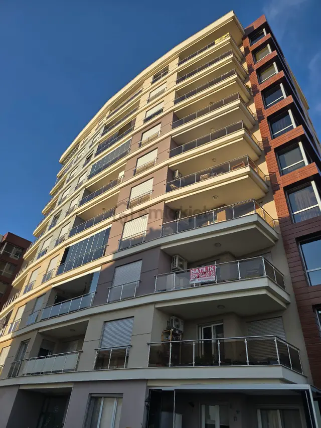 Bayraklı Körfez Mahallesinde Panorama Körfez Evlerinde Satılık 3+1 Köşe Daire 1
