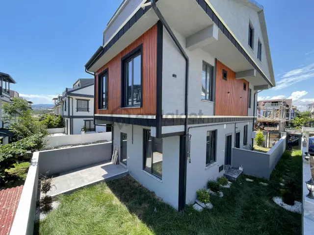 Yrc'den Giyinme Odalı Geniş Bahçeli Merkez Plaj'da Lüks Villa!