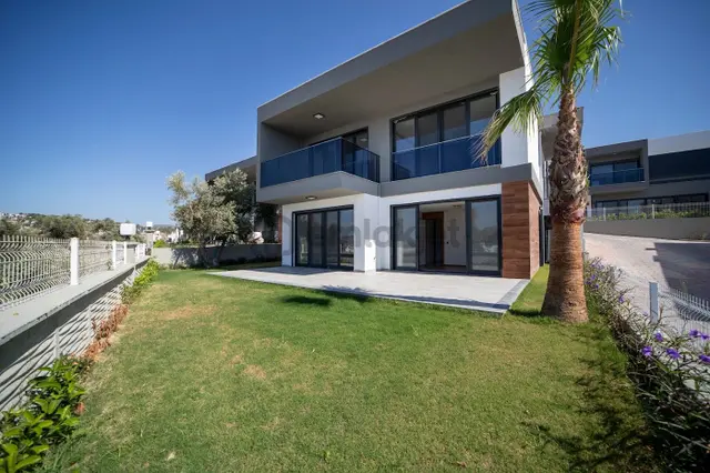 Kuşadası Sahil Sitelerinde Plaja Yürüme Mesafesinde Satılık Lüks Sıfır Villa 1