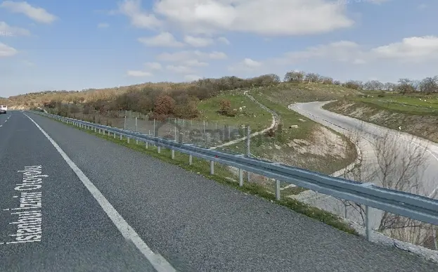 Savaştepe Soğucak Köyü İzmir-istanbul Otobanı Yanı Tarla 1