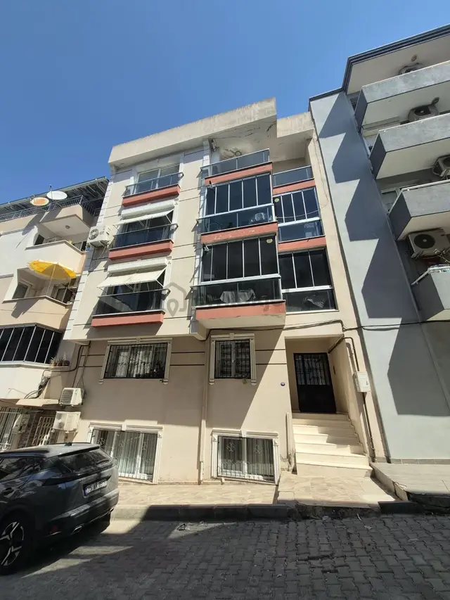Buca Laleli'de/uçanyolyakını421sokak'da/135m2,3+1,10yıllık,daire