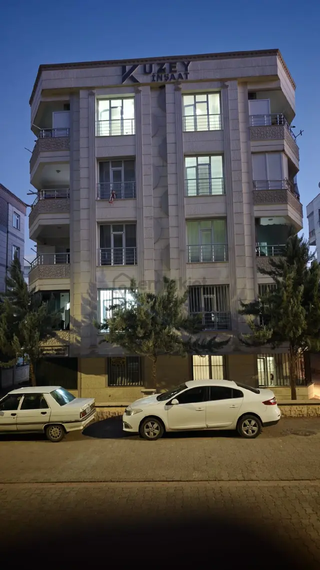 Eryavuz Dan Sırrın Mah. Sırrın İl Jandarma Karşısında,geniş 2+1 Odalı, Arakat Uygun Daire 1