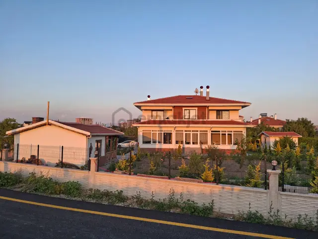 Kısmet Emlak'tan Ataürk Mahallesinde Full Lüx 750m2 Üstünde 2 Katlı Villa 1