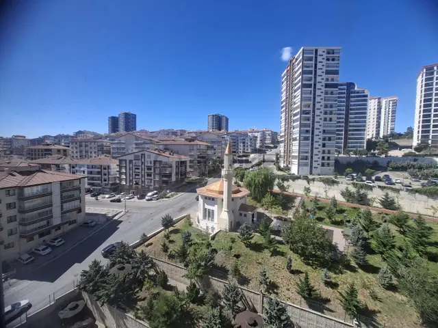 Etlik Prestij Konutlarında 4+1 200m2 Manzaralı E.banyolu