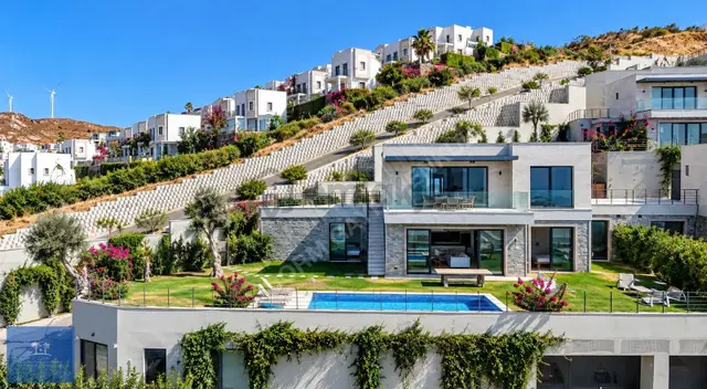 Bodrum Gümüşlük'te Deniz Manzaralı 5+1 Satılık Villa