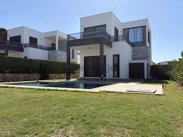 Bodrum Kadıkalesi'nde Sahile Yakın Havuzlu Müstakil Villa