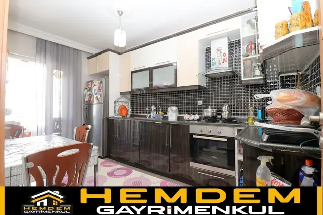 Hemdem Gayrimenkul'den Topçu'da Asansörlü Full Yapılı Ön Cephe 2+1 Satılık Daire