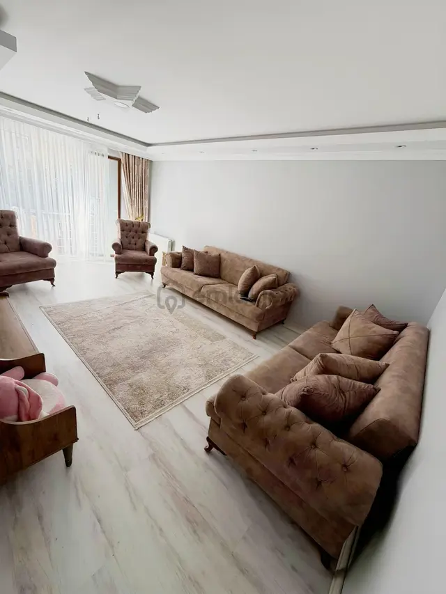 Maltepe Zümrütevlerde Satılık Ferah 2+1 Daire