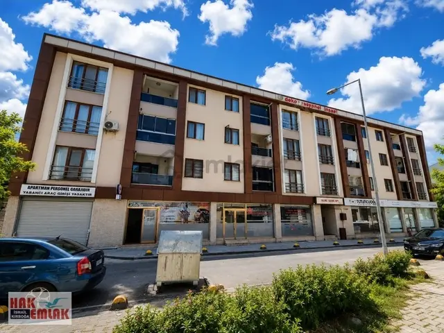Hak Emlaktan Cedidiyede Şehir Merkezinde Satılık 2+1 Geniş Daire 1