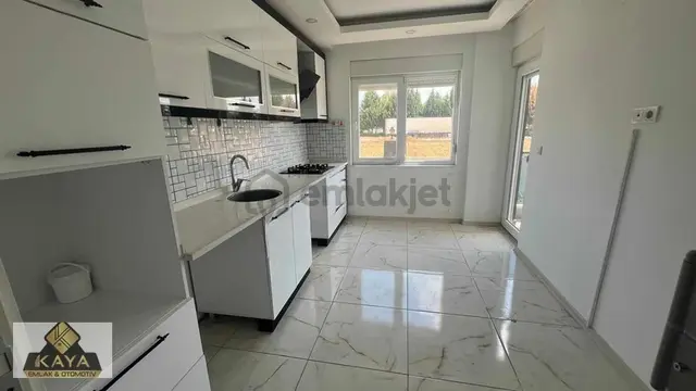 Caddeye Yakın Ayrı Mutfaklı Geniş 2+1