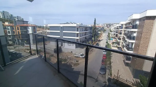 Kuşadası'nda, Satılık, Cadde Manzaralı, Ferah 1+1 Daire...