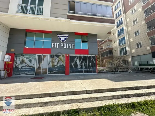 Bülent Ak'dan Tramvaya Cephe 220.m.kare Satılık Dükkan