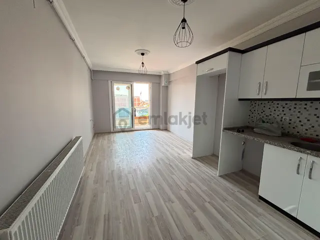 Merkezi Konumda Geniş 1+1 Kiralık Dubleks 1