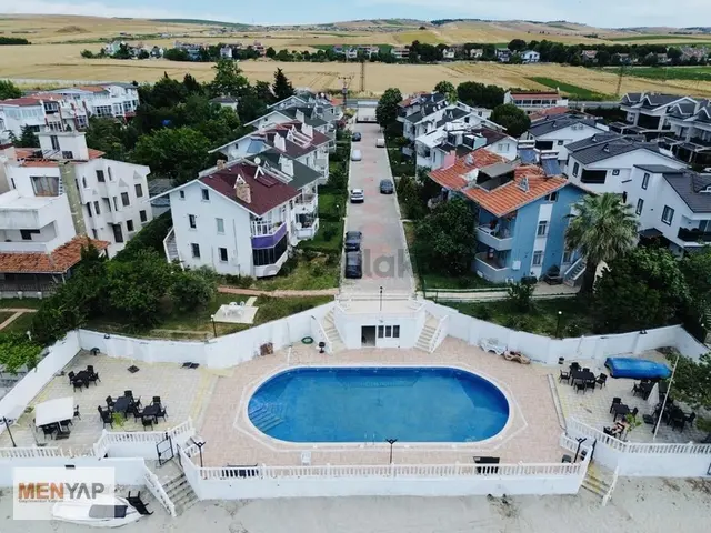 Denize Sıfır Havuzlu Sitede Bahçeli 4+1 Eşyalı Dublex Yazlık