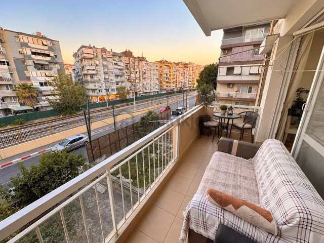 Bayraklı Sahile Ve İzbana Yakın 2+1 Balkonlu Doğalgazlı Daire 1