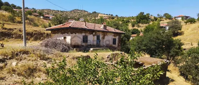 Kula Çankballı Mahallesinde 1.824 M² Ahşap Ev Ve Ahırlı Satılık 1